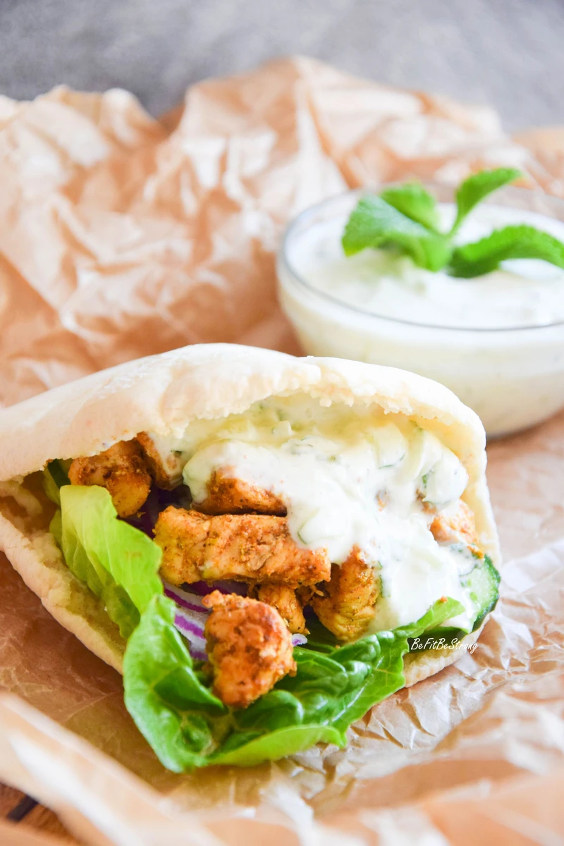 Gyros w chlebki Pita z domowym sosem Tzatziki