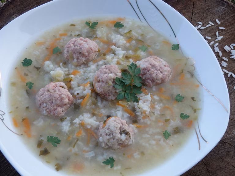 Zupa ogórkowa z ryżem i pulpecikami