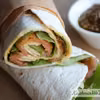 Tortilla z łososiem i sosem pistacjowym