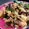 lekki makaron fusilli (świderki) z ricotta, bakłażanem i indykiem