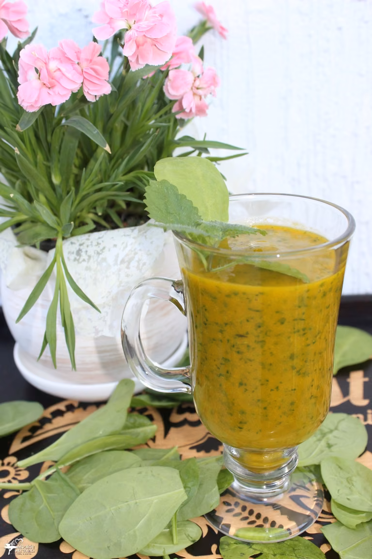 Koktajlowy twist mango ze szpinakiem