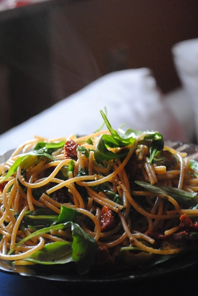 Spaghetti z suszonymi pomidorami, niebieskim serem i rukolą.