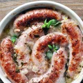Biała kiełbasa pieczona w cydrze