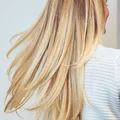 Proste blond włosy