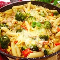 Penne z brokułem i mięsem mielonym – zapiekanka makaronowa z patelni