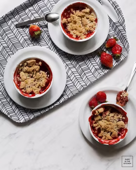 Crumble – rabarbar i truskawki zapiekane pod kruszonką