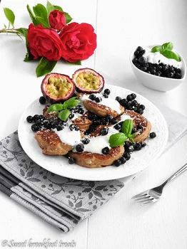 Kalafiorowe pancakes z jagodami, marakują, wiórkami i śmietanką kokosową