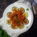 Grillowana cukinia z warzywami po grecku