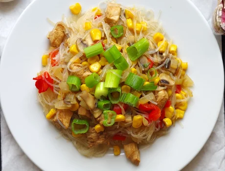 Makaron vermicelli z kurczakiem i pieczarkami