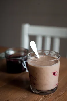 KAKAOWE SMOOTHIE Z BANANEM, ORZECHAMI I TAHINI