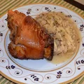 Gotowana i pieczona w piwie golonka z kapustą zasmażaną