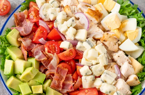 Sałatki na Wielkanoc - 7 przepisów, które zawsze znikają ze stołu!