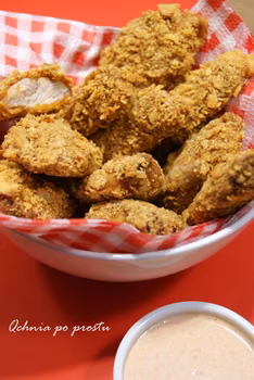 Pieczone nuggetsy z indyka z sosem paprykowym