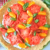 Tarta na krakersach z jogurtowym kremem i pomidorami, bez pieczenia
