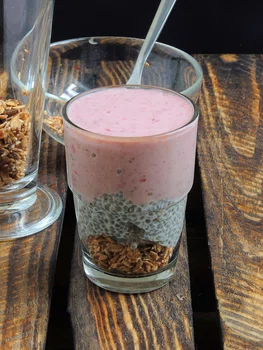 Cynamonowa rawnola z puddingiem chia i smoothie