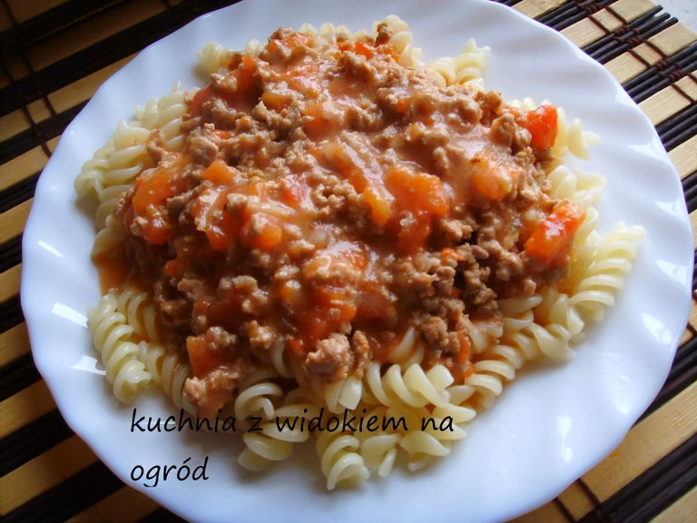 Makaron z gęstym sosem mięsno - pomidorowym. Szybki obiad.