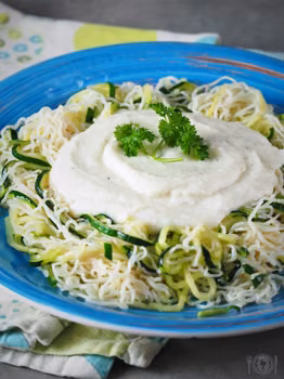 Keto spaghetti Alfredo z kalafiora (Paleo, LowCarb, Wege)