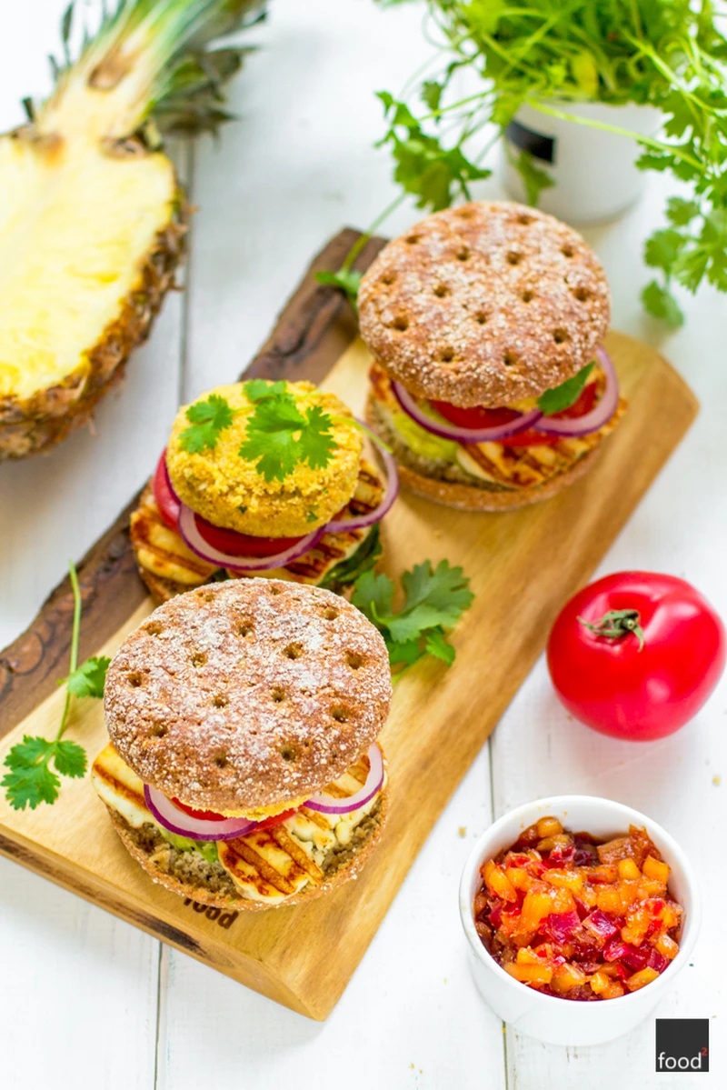 Burgery z ciecierzycy z serem halloumi i relishem z ananasa