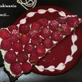 Tarta z kremem miętowym i malinami