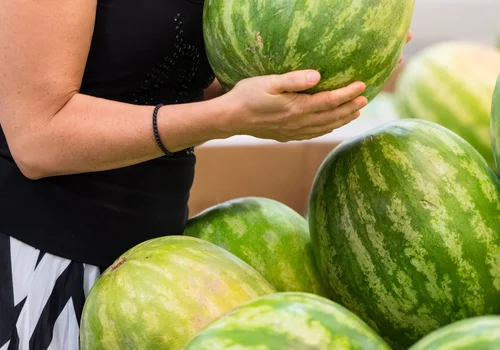 Najsmaczniejsze arbuzy mają żeńskie cechy! Oto, jak je rozpoznać w sklepie