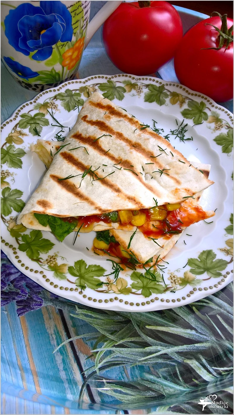 Tortilla z serem korycińskim, kukurydzą, schabem i ziołami