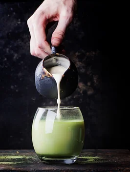 MATCHA LATTE Z BITĄ ŚMIETANĄ