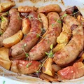 Biała kiełbasa pieczona z jabłkami i czerwonym winem
