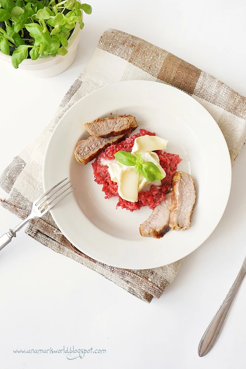 Buraczkowe risotto z grillowaną wołowiną i kozim serem