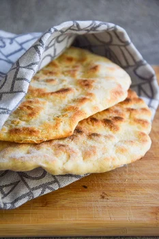 Chlebek naan - indyjski chlebek z patelni