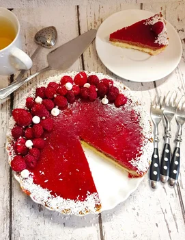 Tarta z kremem czekoladowym i żelką malinową