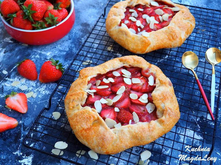 Galette z truskawkami i pastą migdałową