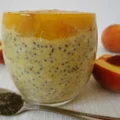 Pudding chia z płatkami owsianymi i brzoskwiniami