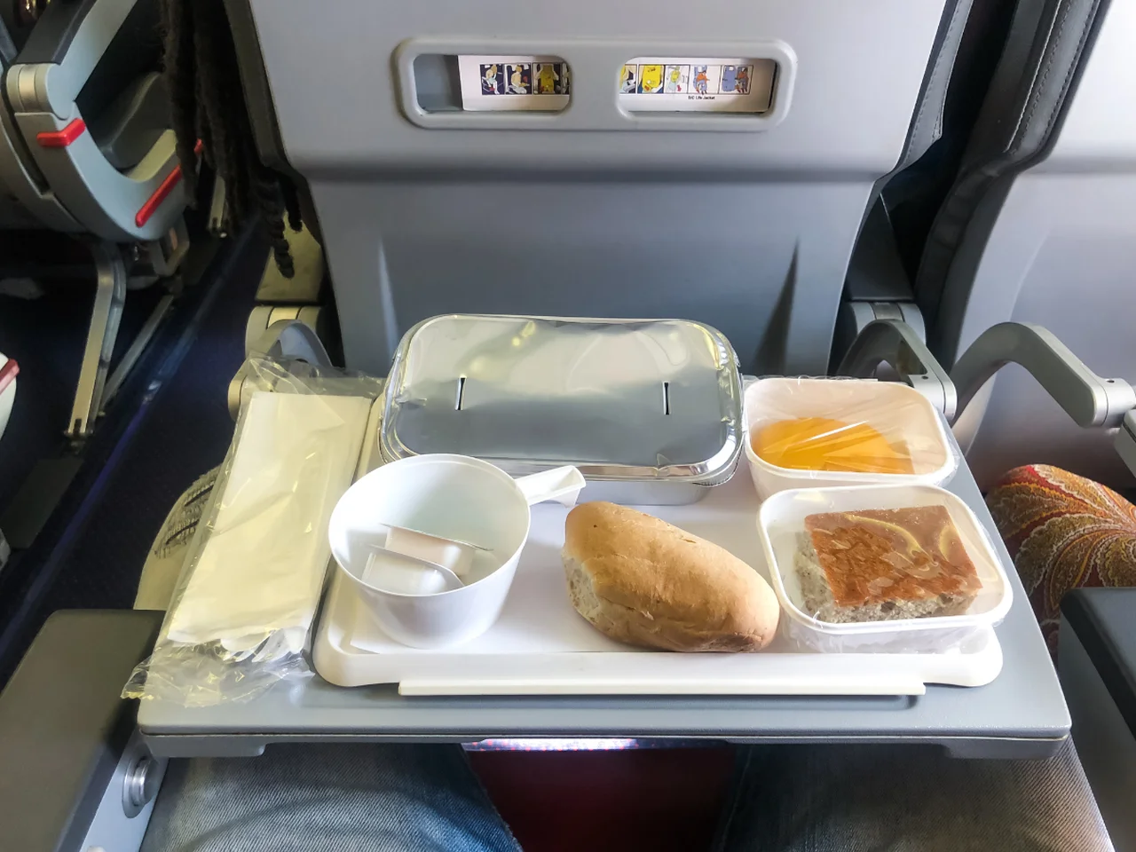Linie lotnicze muszą wyrzucać dobre jedzenie
