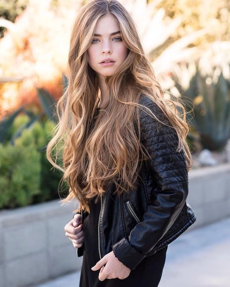 Długie, podkręcone włosy