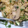 Kurczak w sosie pieczarkowo - porowym z makaronem orzo