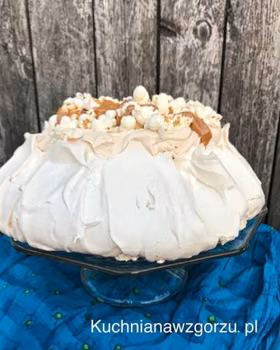 Tort Pavlova z karmelem i pop cornem