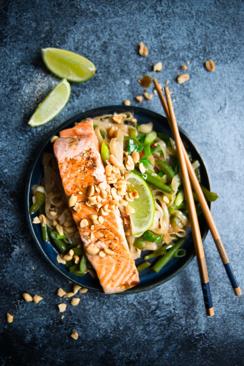 Pad thai z filetem z łososia