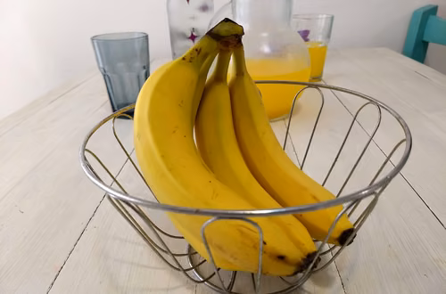 Koniecznie zrób to przed obraniem banana! Dodatek jednej łyżki tego proszku zamieni wszystko!