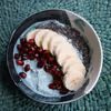 Owsianka z bananem, chia, nasionami granatu i spiruliną