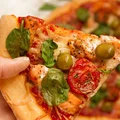 Pizza z łososiem i pomidorami