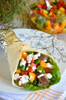 Tortilla z grillowanym mięsem wołowym, warzywną salsą i sosem czosnkowym