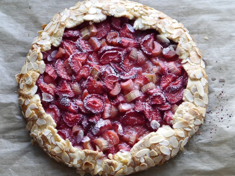 Rustykalna tarta z truskawkami i rabarbarem