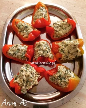 Pieczona papryka z nadzieniem serowo-orzechowym