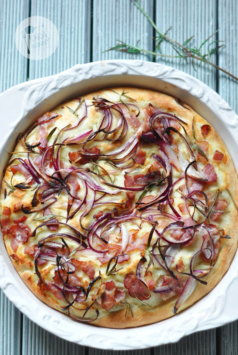Focaccia z boczkiem, cebulą i rozmarynem