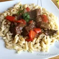 Gulasz wołowy z kluseczkami