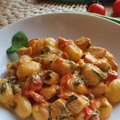 Gnocchi z kurczakiem w kremowym sosie z pomidorków i szpinaku