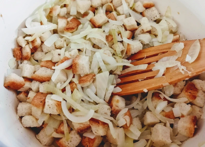 Zupa cebulowa - sprytny sposób na czerstwy chleb