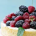 Tarta z malinami i jeżynami