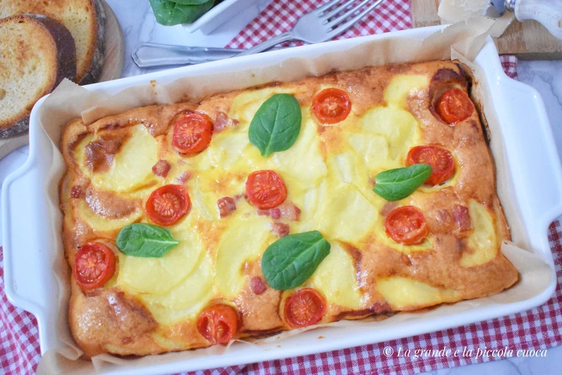 Pieczona frittata amatriciana z ziemniakami i boczkiem