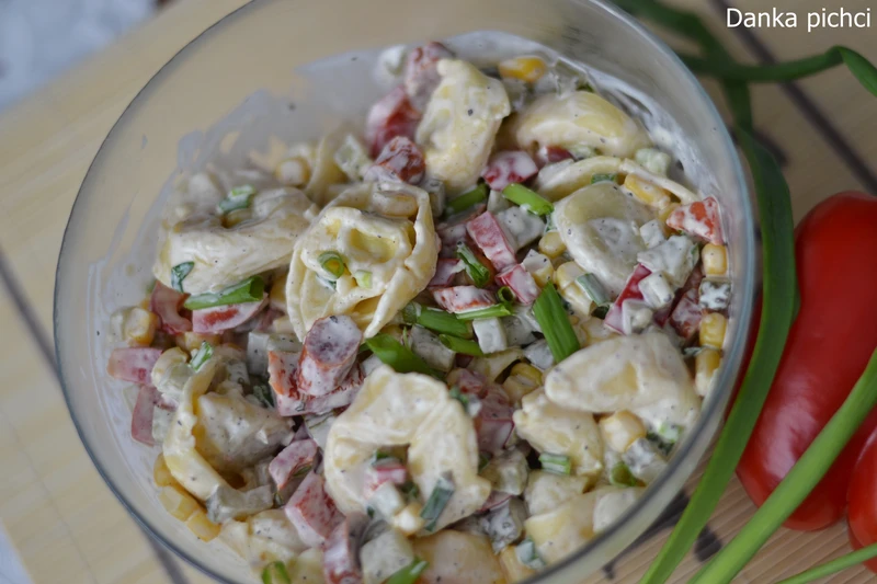 Sałatka z tortellini i kabanosem